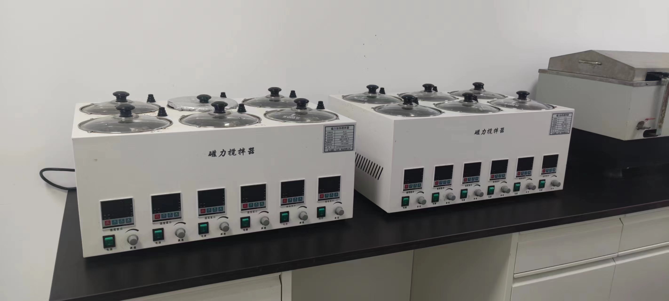六孔磁力加熱攪拌器交付使用！
